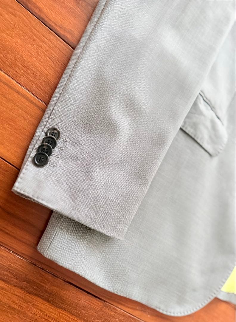 綺麗な背中に釘付けになっちゃう⁉︎ HUGO BOSS テーラードジャケット