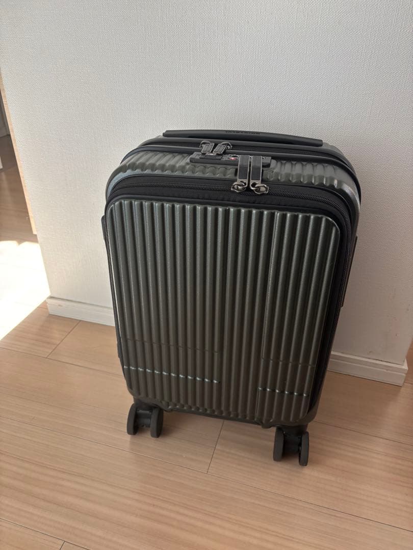 人気色　イノベーター キャリーバック　スーツケース 21L 機内持込OK 緑