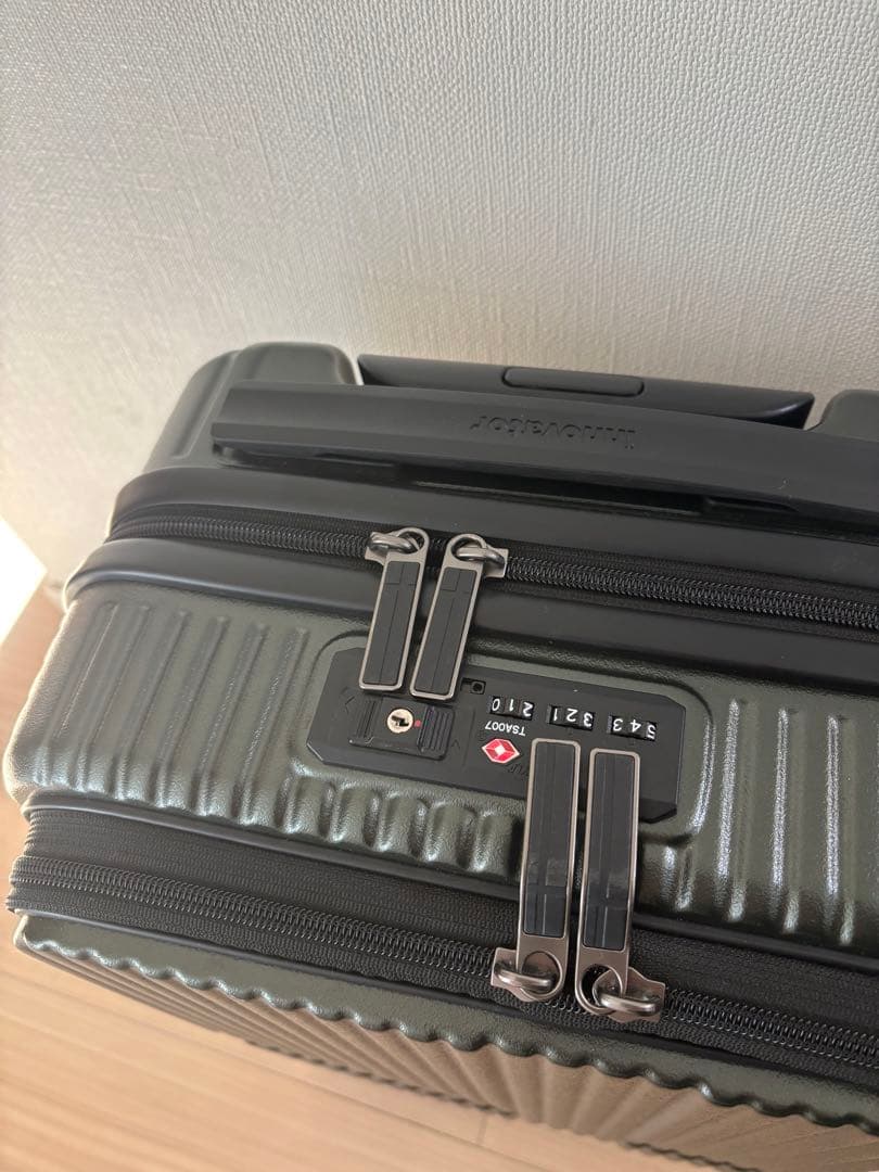 人気色　イノベーター キャリーバック　スーツケース 21L 機内持込OK 緑