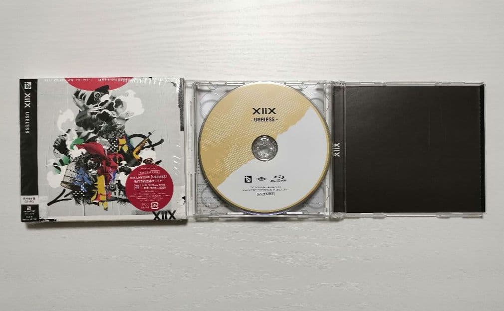 サイン入りDVD+USELESS 初回限定盤｜XIIX