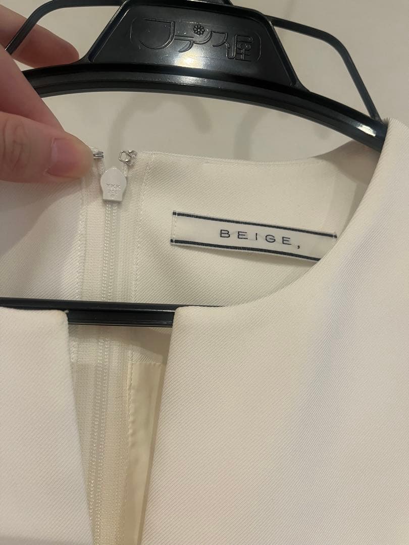 BEIGE. ホワイト ノースリーブワンピース