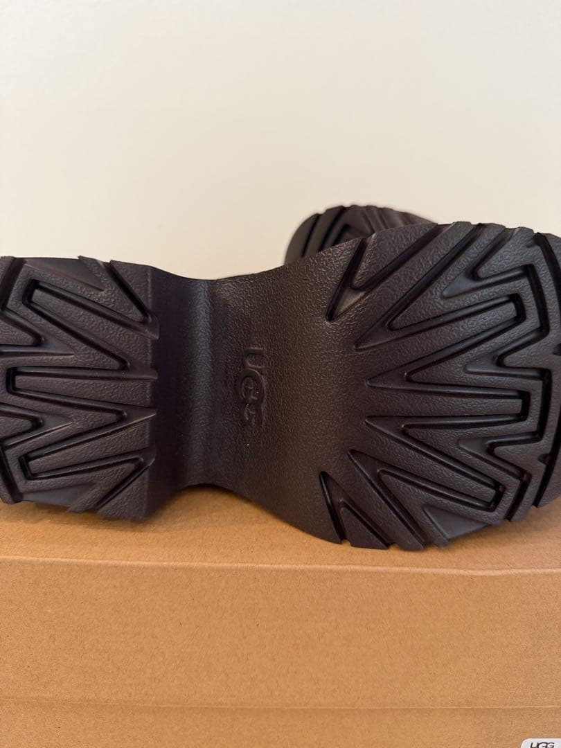 新品 UGG クラシック ウルトラ ミニ 厚底　プラットホーム ブラック