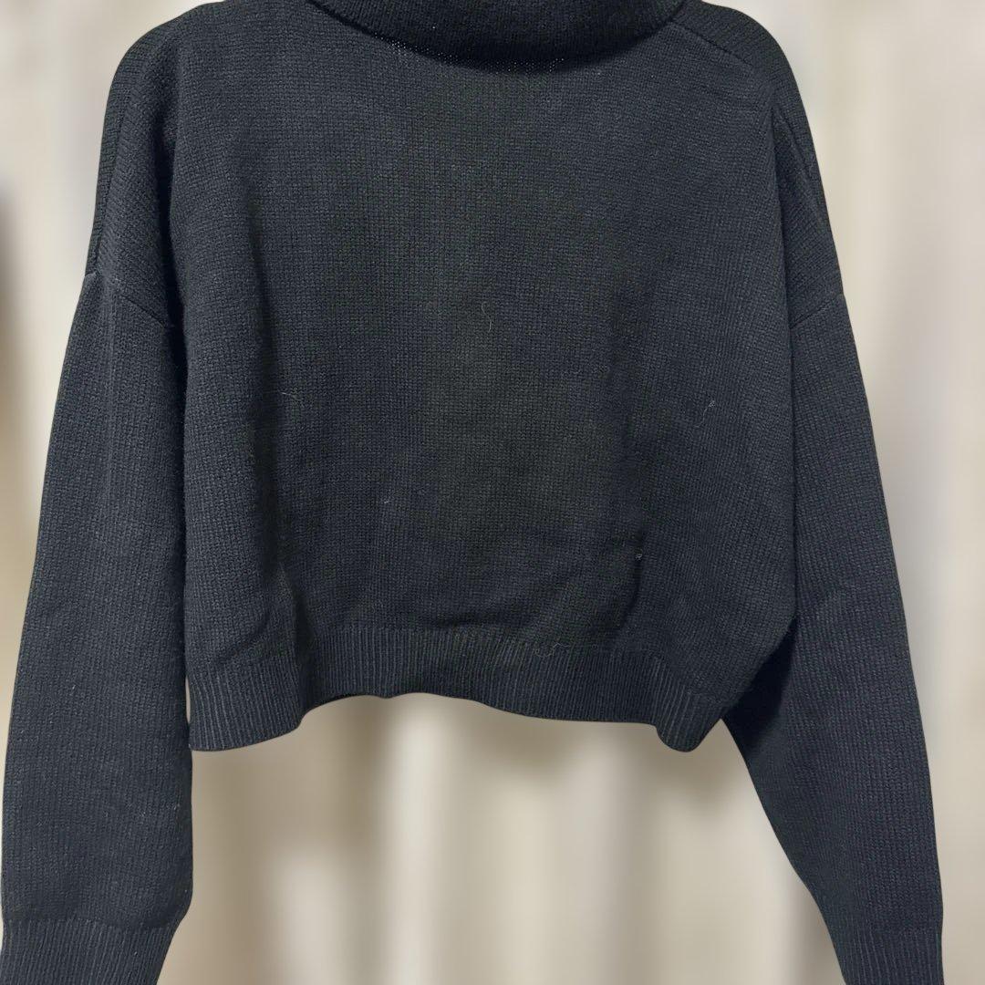 チューリップ刺繍の黒いカーディガン