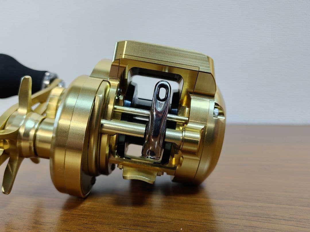 SHIMANO 18 OCEA CONQUEST CT 200PG（右）
