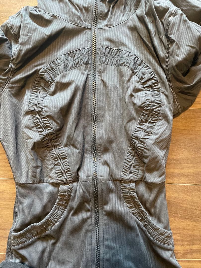 ルルレモン　lululemonリバーシブルギャザーパーカー