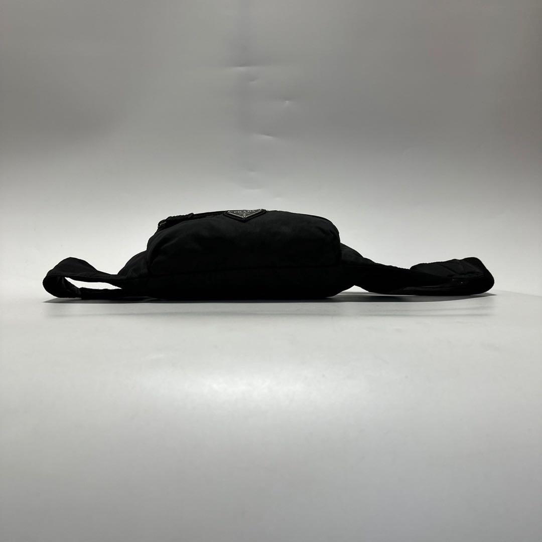 h16【極美品】プラダ　三角ロゴ　ナイロン　ブラック　ウエストポーチボディバッグ