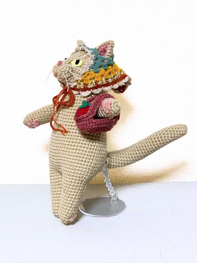 いちご摘みのうす茶猫さんのあみぐるみ