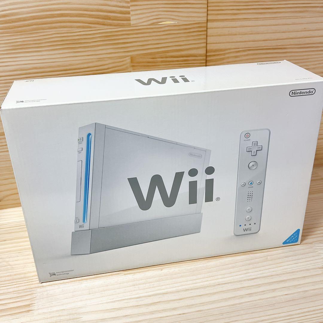 ニンテンドー　Wii本体とソフト3本とWii fit plusとリモコン充電器