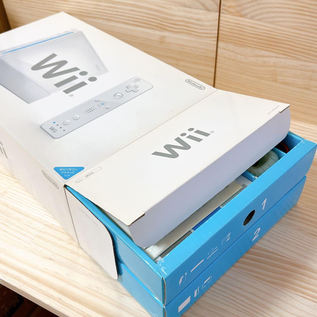 ニンテンドー　Wii本体とソフト3本とWii fit plusとリモコン充電器