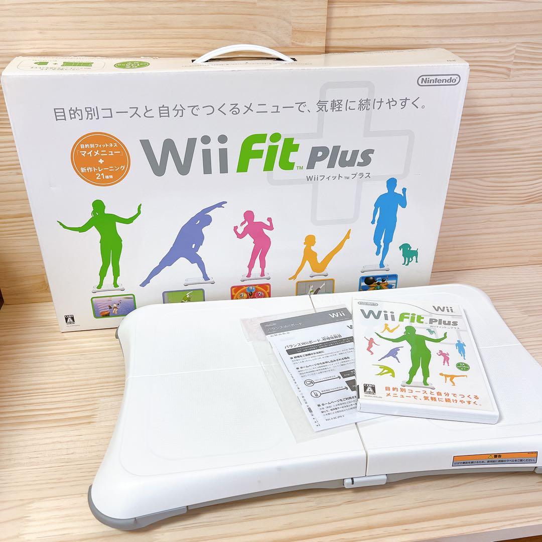 ニンテンドー　Wii本体とソフト3本とWii fit plusとリモコン充電器
