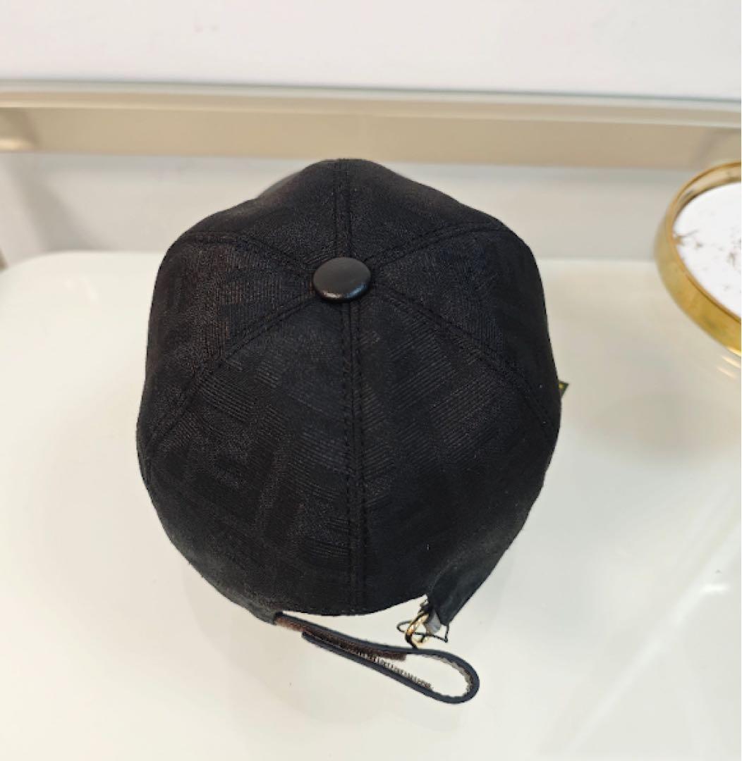FENDI ブラック キャップ レザー調ツバ ロゴタグ付き