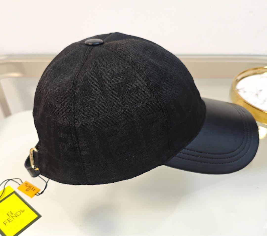 FENDI ブラック キャップ レザー調ツバ ロゴタグ付き