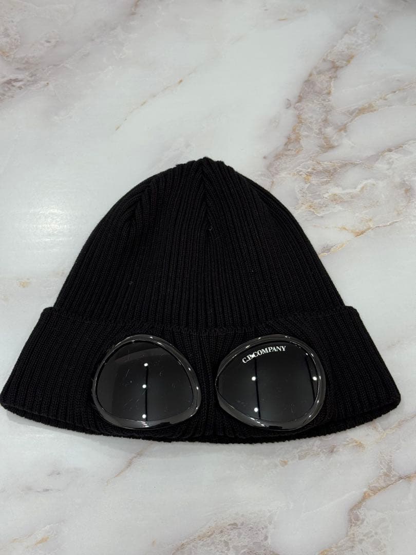 c.p company サングラス付き黒ニット帽