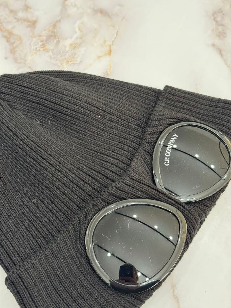 c.p company サングラス付き黒ニット帽