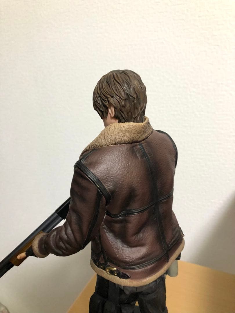 正規品 バイオハザードRE4 コレクターズエディション レオン フィギュアのみ