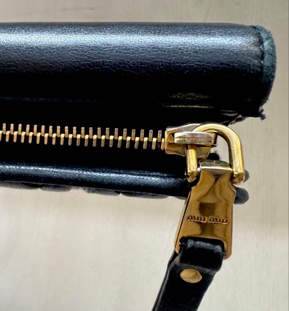 MIUMIU ブラック　二つ折り財布
