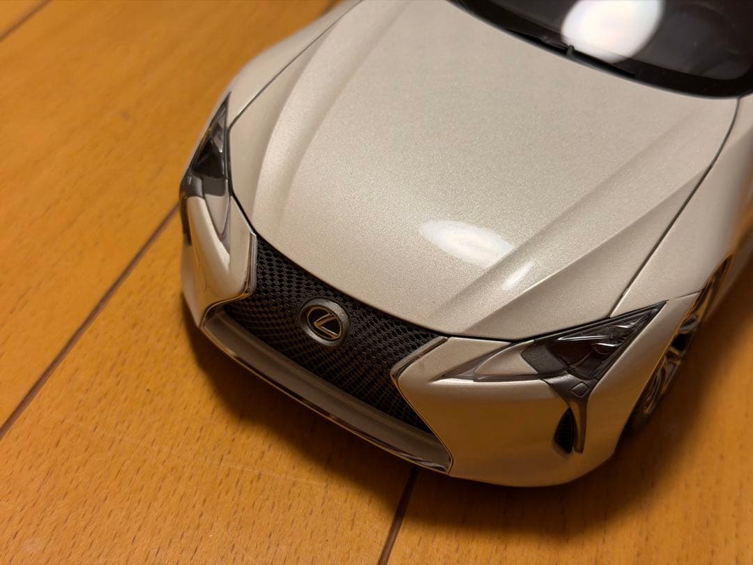 Lexus LC500 ホワイト 1/18モデルカー
