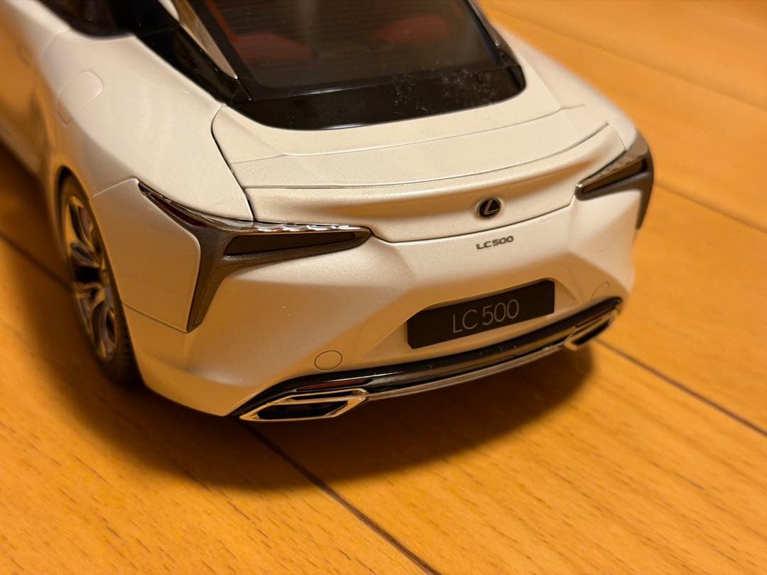 Lexus LC500 ホワイト 1/18モデルカー
