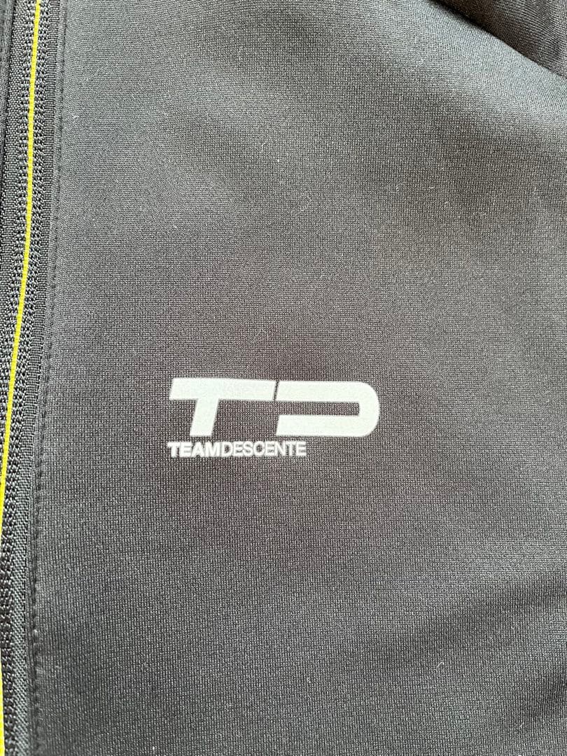 TEAM DESCENTE フード付きジャージ上下セット ブラック　【非売品】
