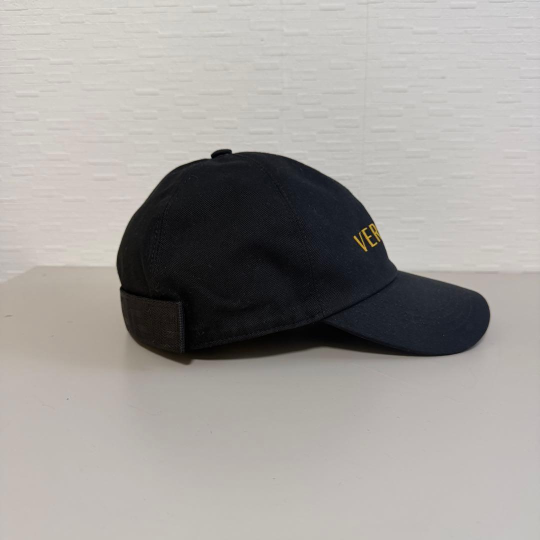 VERSACE ブラックキャップ ゴールドロゴ