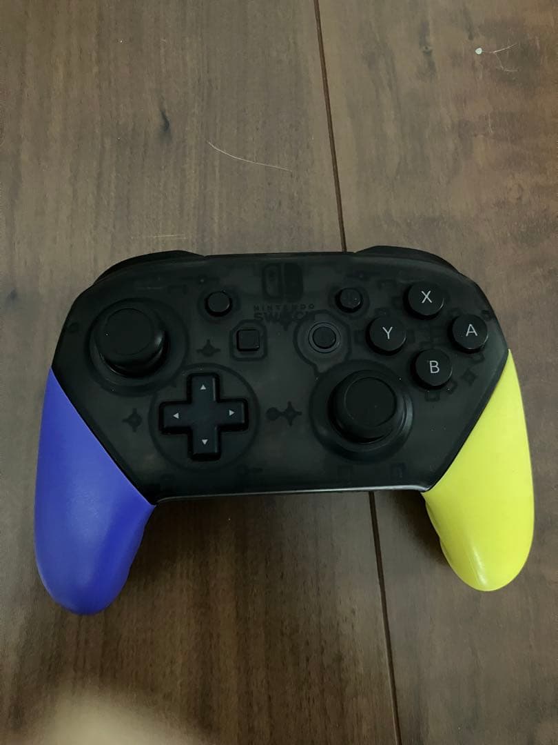 Nintendo Switch 本体とコントローラー