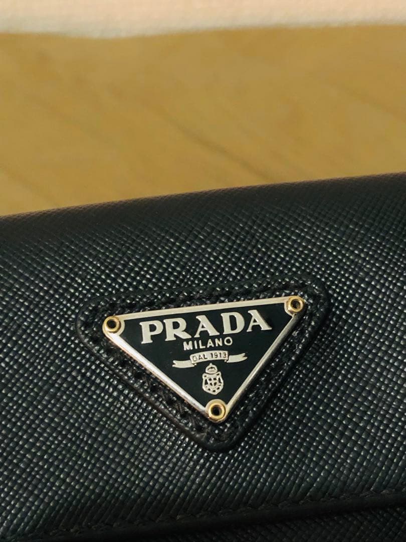 PRADA 三つ折り財布 黒 サフィアーノレザー