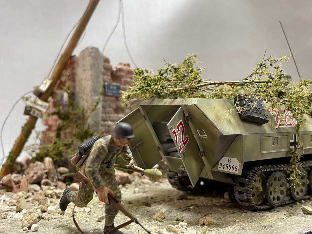戦車ジオラマ　1/35 ドイツSdkfz251と親衛隊兵士