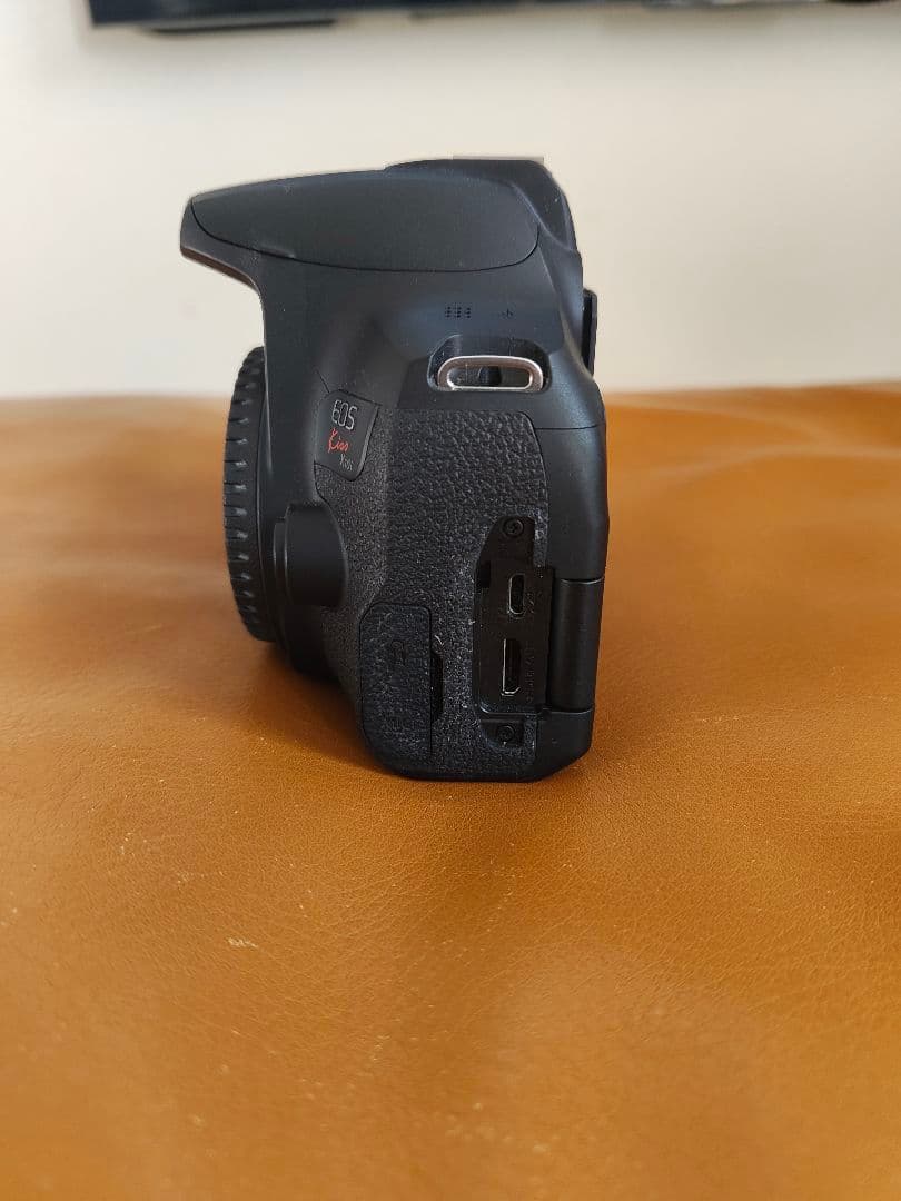 【ジャンク品】Canon EOS Kiss X10i デジタル一眼レフカメラ①