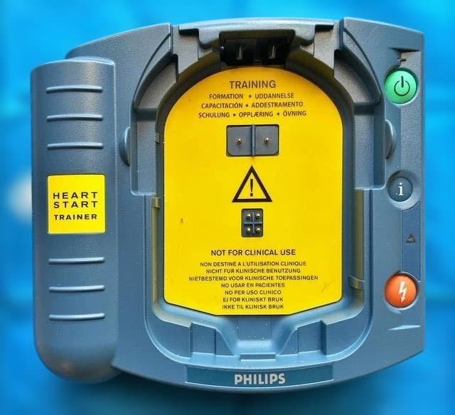 希少品のPhlips HS1·AED 訓練機材