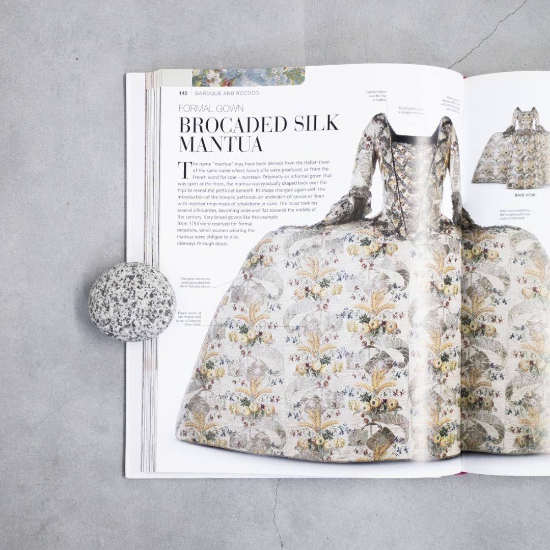 洋書 THE ULTIMATE BOOK OF COSTUME FASHION