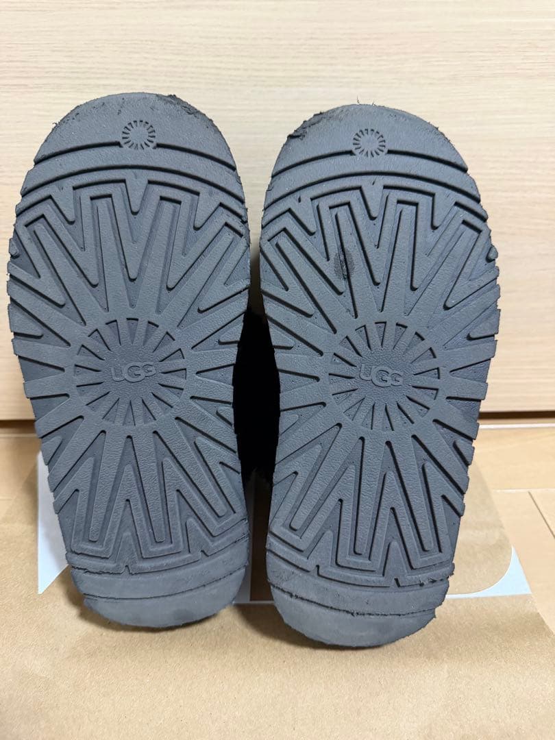 【^^様 取り置き品】UGG ブラック ファー付き厚底スリッパ