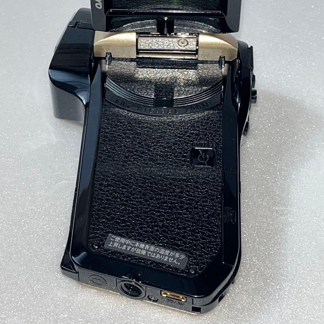 SANYOデジタルムービーカメラ　Xacti DMX-CG11ゴールド