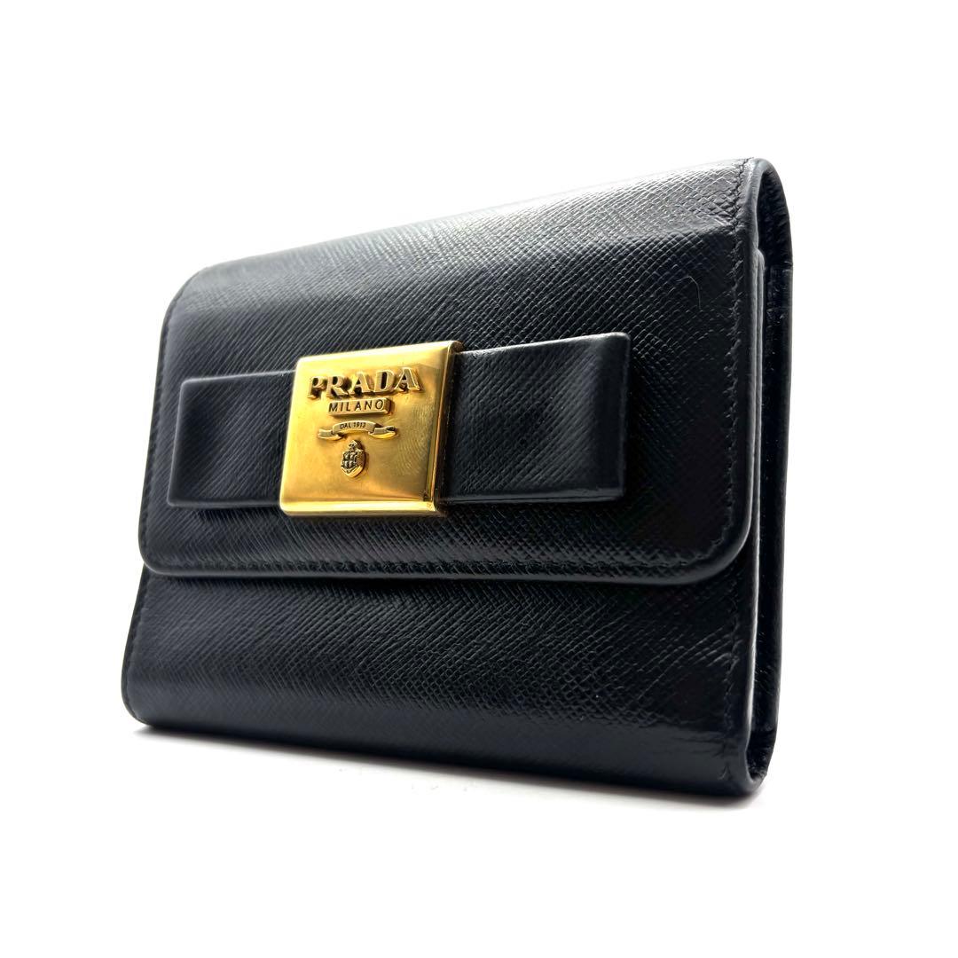 プラダ フィオッコ 3つ折り財布 サフィアーノ レザー リボン 金具 コンパクト
