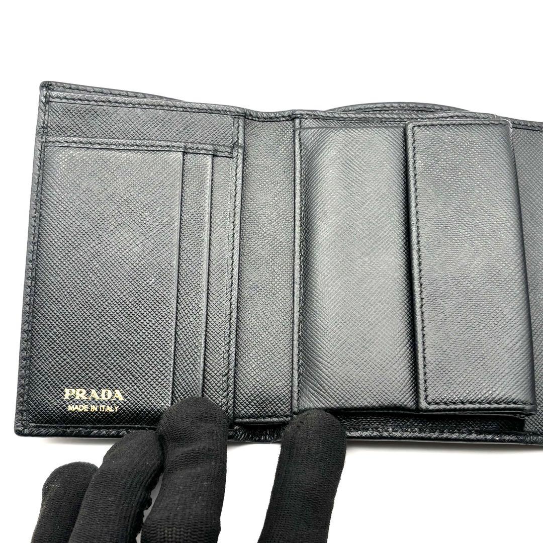 プラダ フィオッコ 3つ折り財布 サフィアーノ レザー リボン 金具 コンパクト