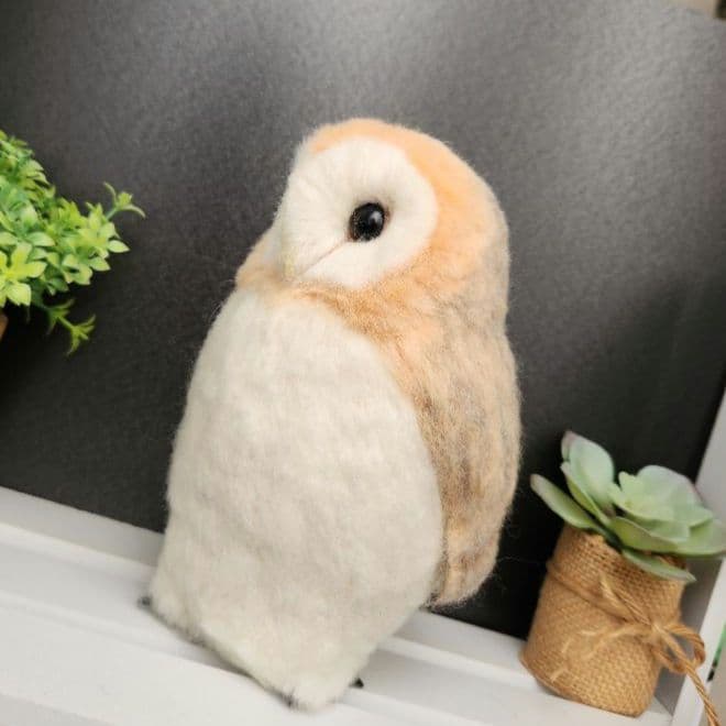 羊毛フェルト製置物　メンフクロウ　高さ約19㎝