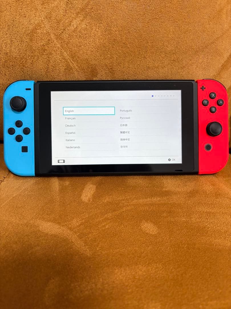 S*a様 NINTENDO switch 本体一式・ジョイコン2個付属【極美品】