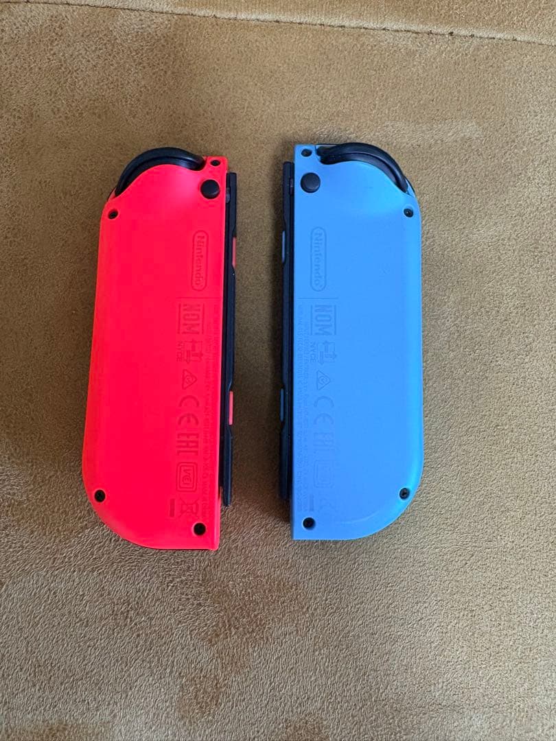 S*a様 NINTENDO switch 本体一式・ジョイコン2個付属【極美品】