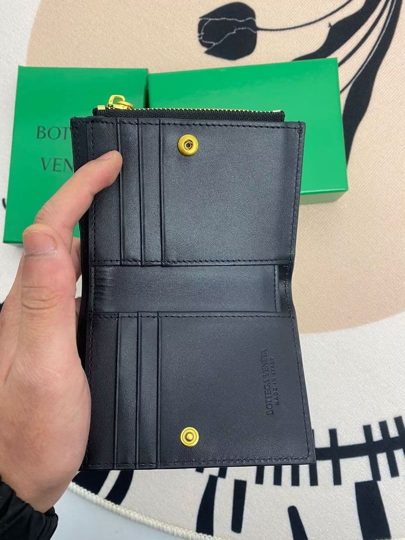 BOTTEGA VENETA ブラックレザー二つ折り財布