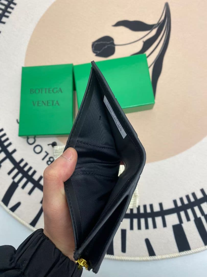 BOTTEGA VENETA ブラックレザー二つ折り財布