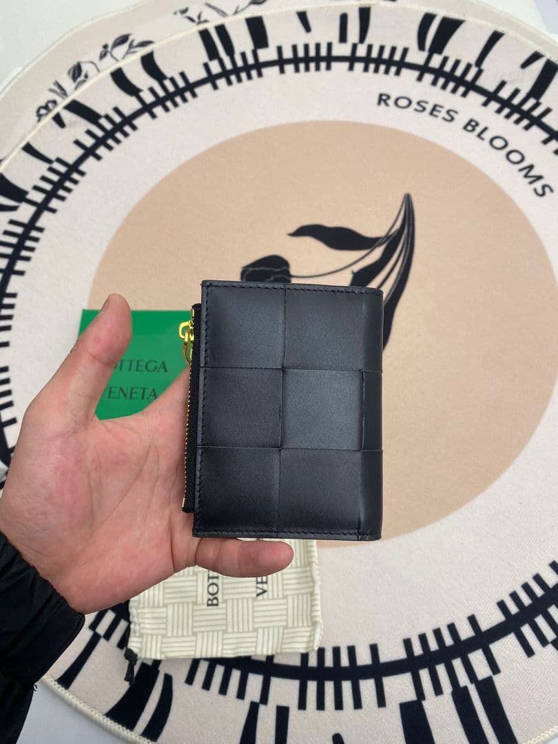 BOTTEGA VENETA ブラックレザー二つ折り財布