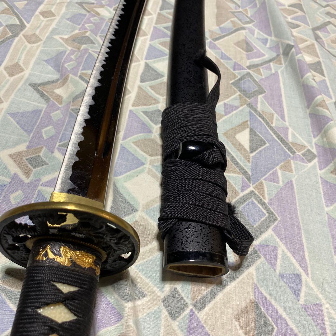 上級居合刀 黒柄 龍彫透し金縁丸鍔 黒梨地鞘