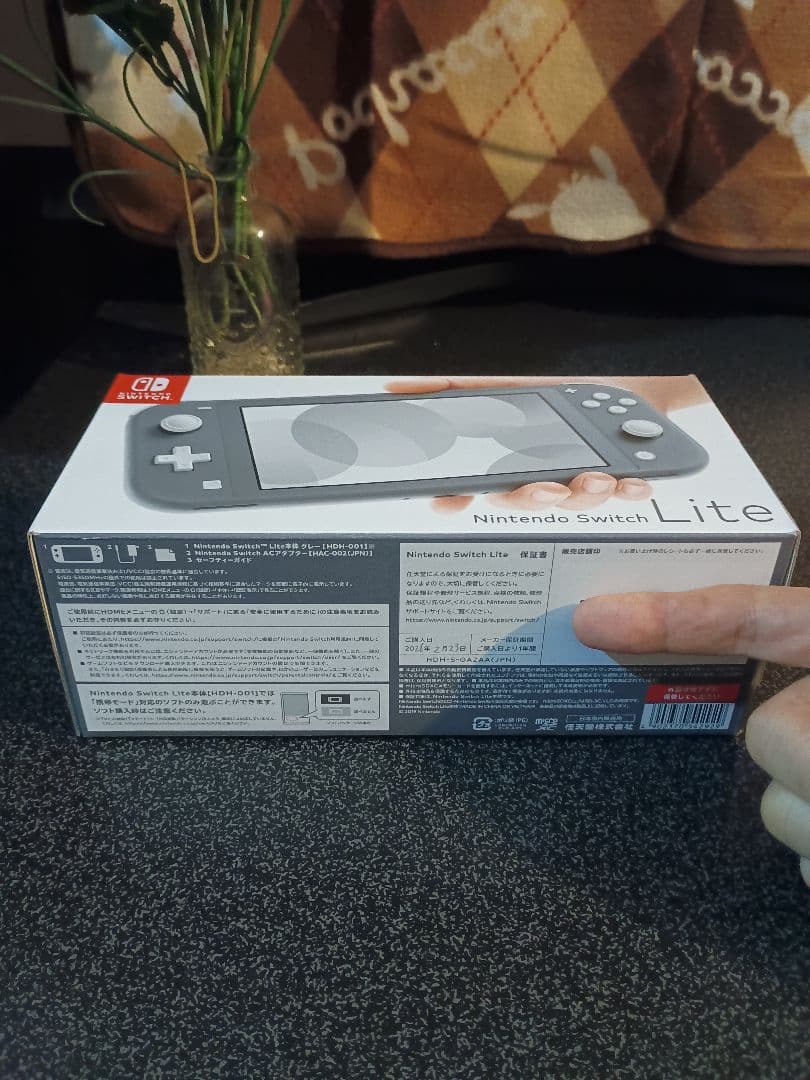 【新品・未使用・未通電】Nintendo Switch Liteメーカー保証あり