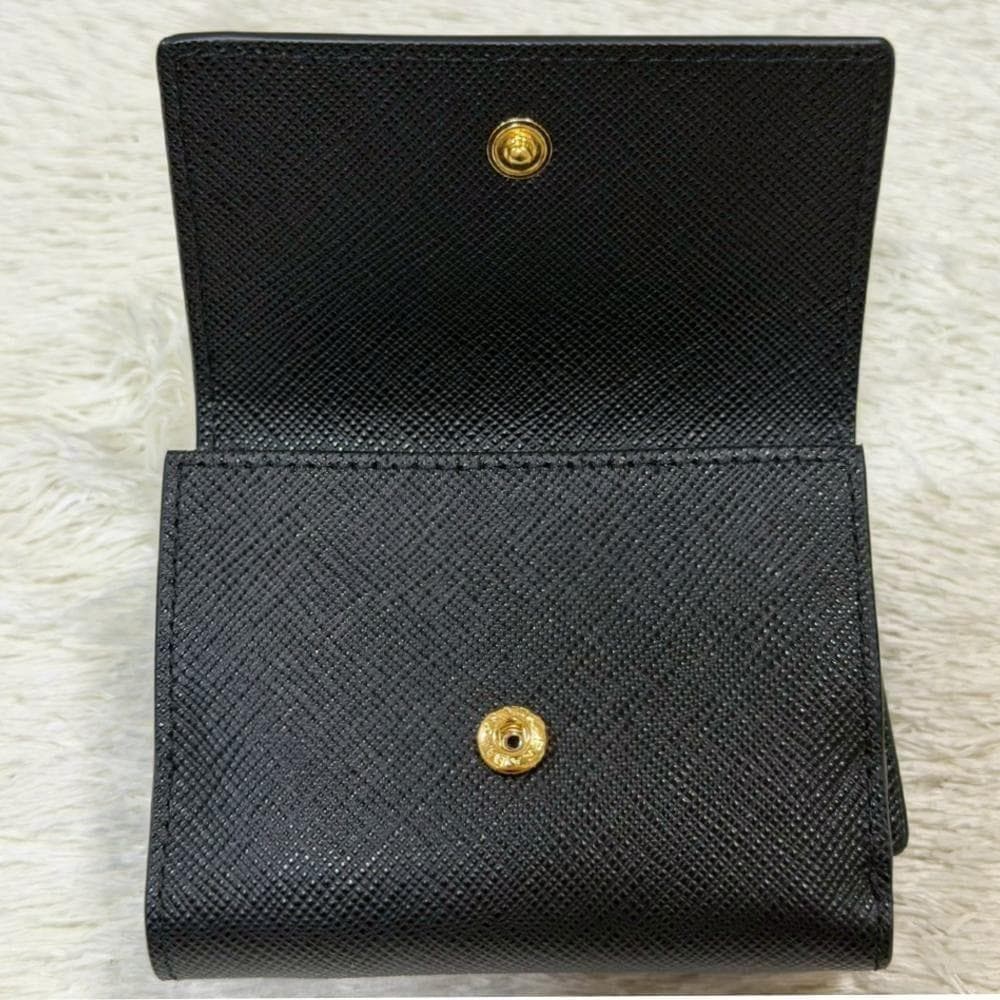 PRADA サフィアーノレザー トライアングル ロゴ 三つ折り財布 ブラック