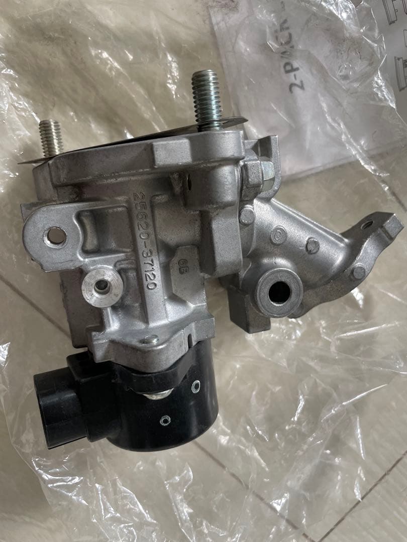 トヨタ プリウス EGR バルブ　04004-58137 zvw30