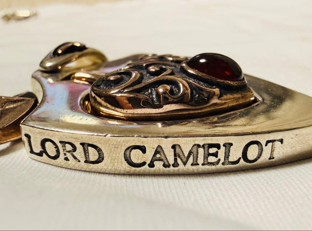Lord Camelot 剣と盾のペンダントトップとネックレス(ガーネット付き)
