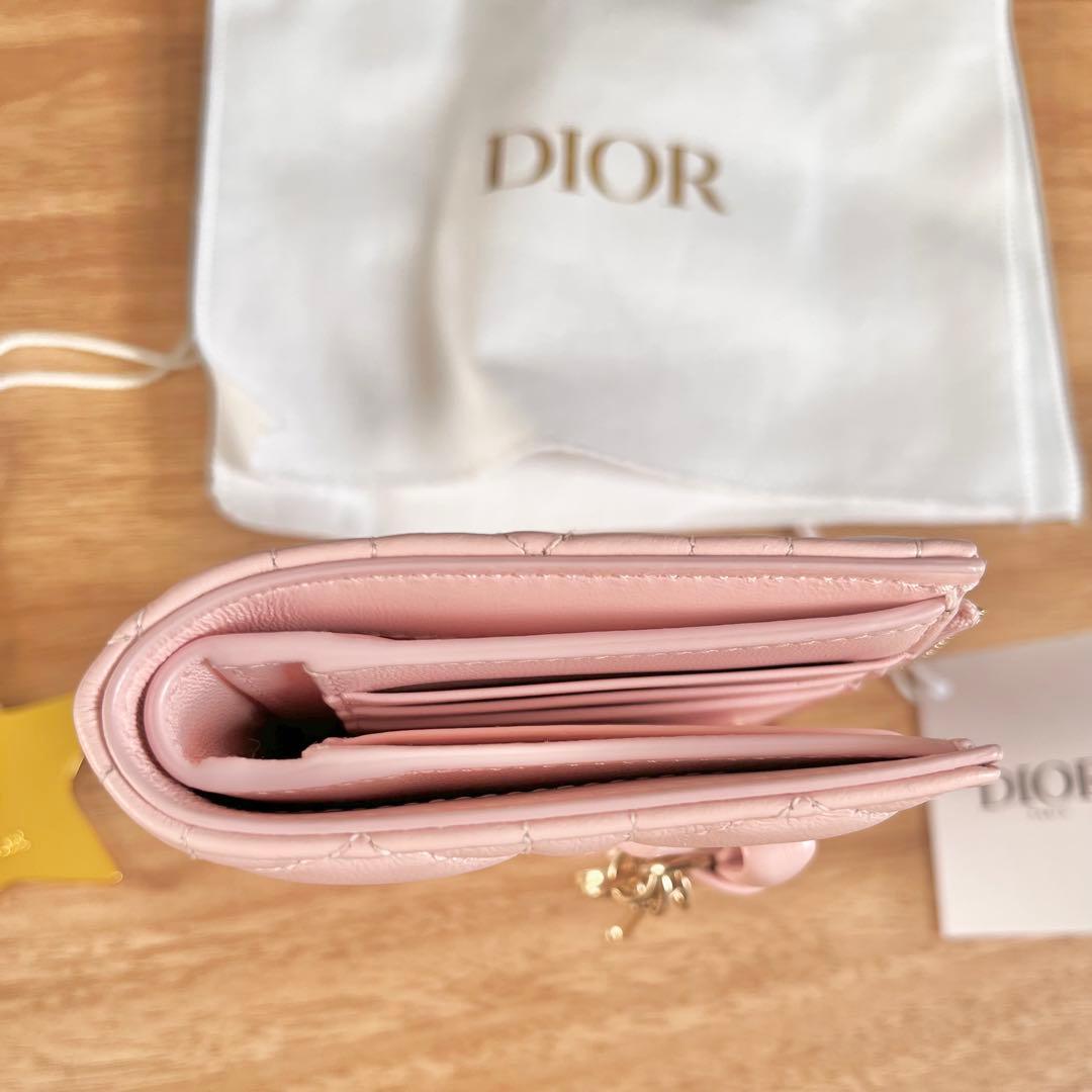 【極美品】【新作】Dior ピンクキルティング二つ折り財布2026 ノベルティ付