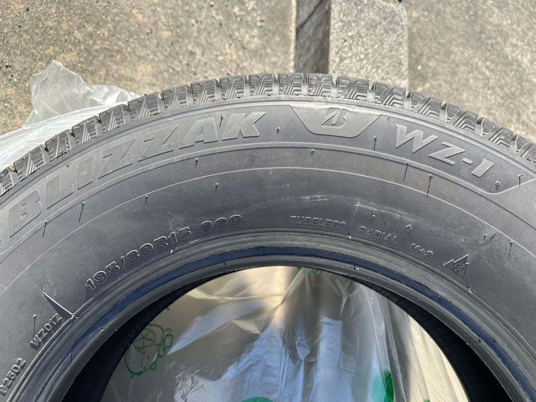ブリヂストン BLIZZAK WZ-1 195/80R15 96Q スタッドレス