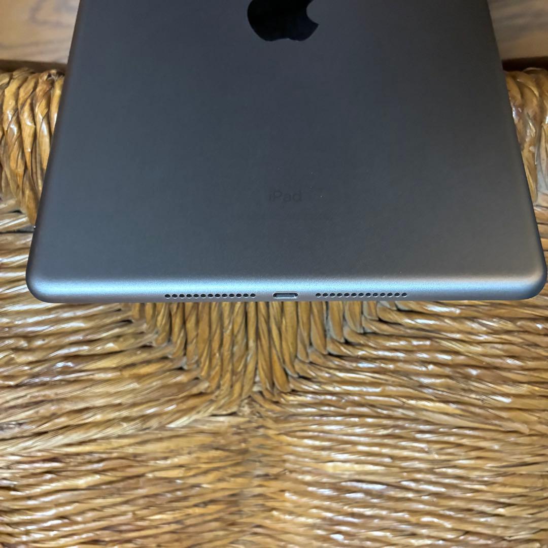 iPad 第5世代Wi-Fiモデル32GB SIMフリー スペースグレイ本体のみ