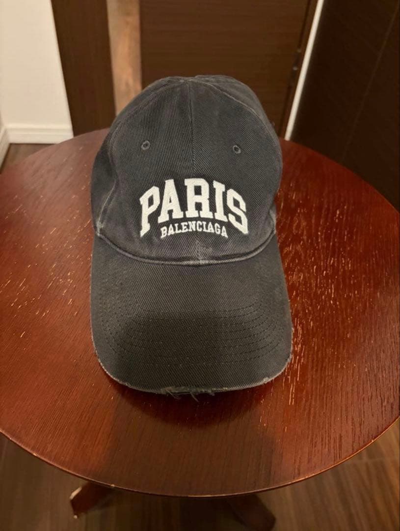 バレンシアガ PARIS カレッジロゴ ダメージキャップ