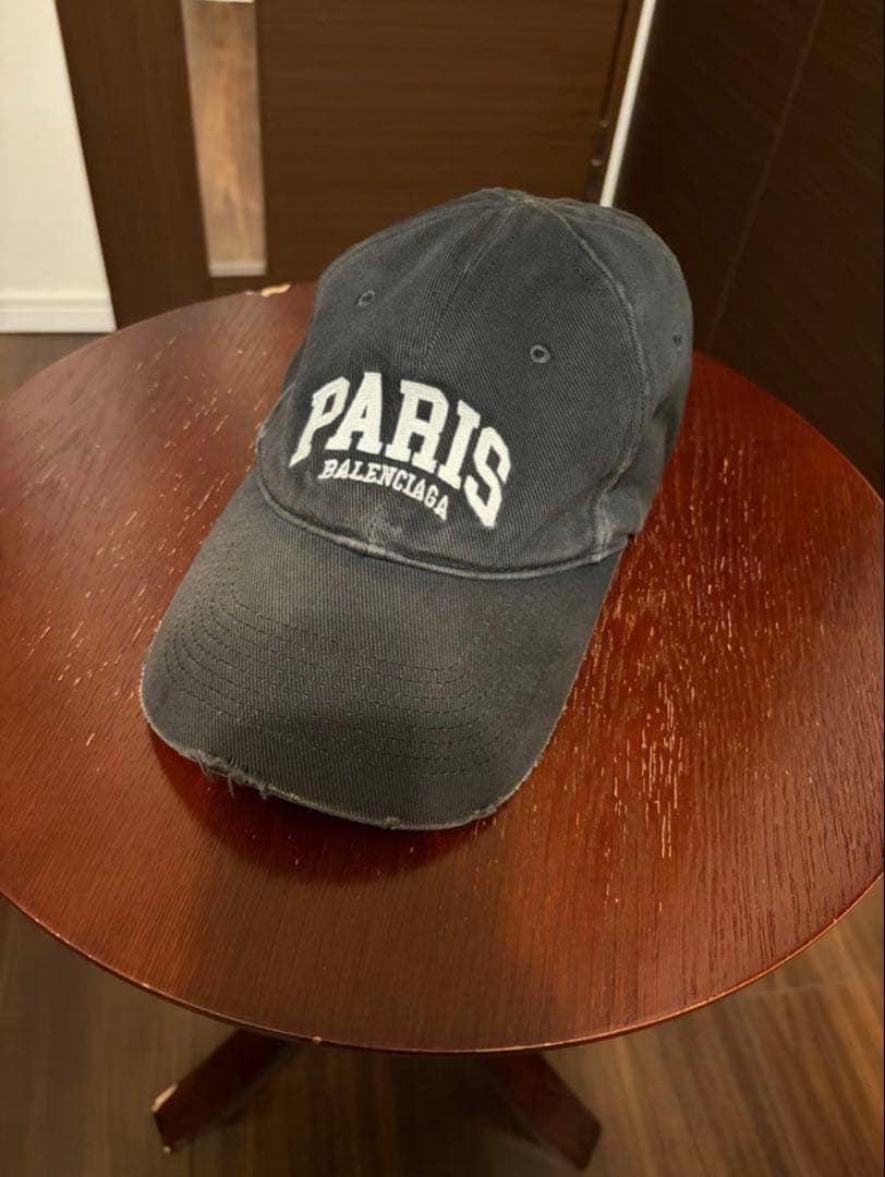 バレンシアガ PARIS カレッジロゴ ダメージキャップ